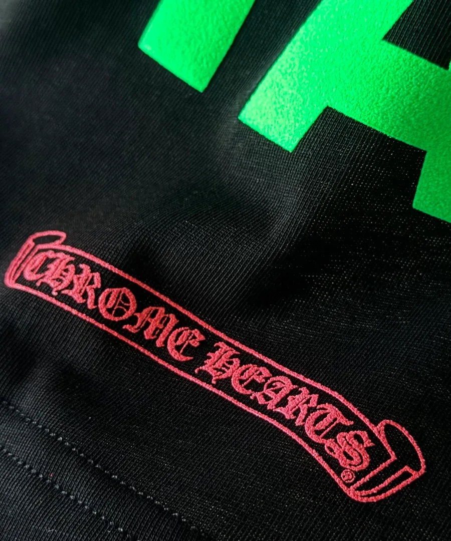 Вышитый красный логотип Chrome Hearts у нижнего края сзади