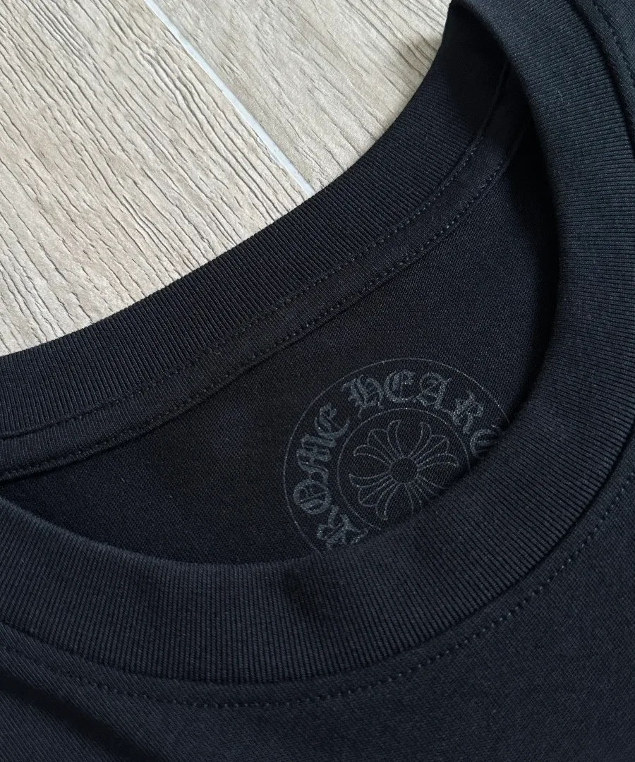 Внутренняя сторона воротника лонгслива Chrome Hearts Staff с принтом бренда
