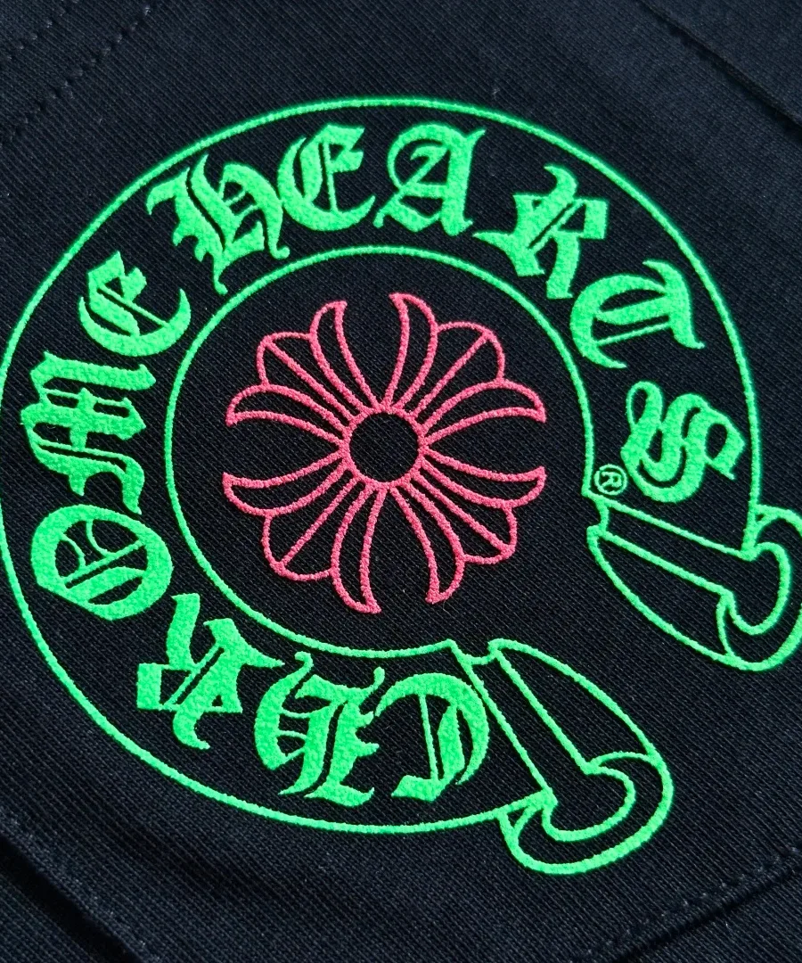 Принт с крестом и подковой на нагрудном кармане лонгслива Chrome Hearts Staff