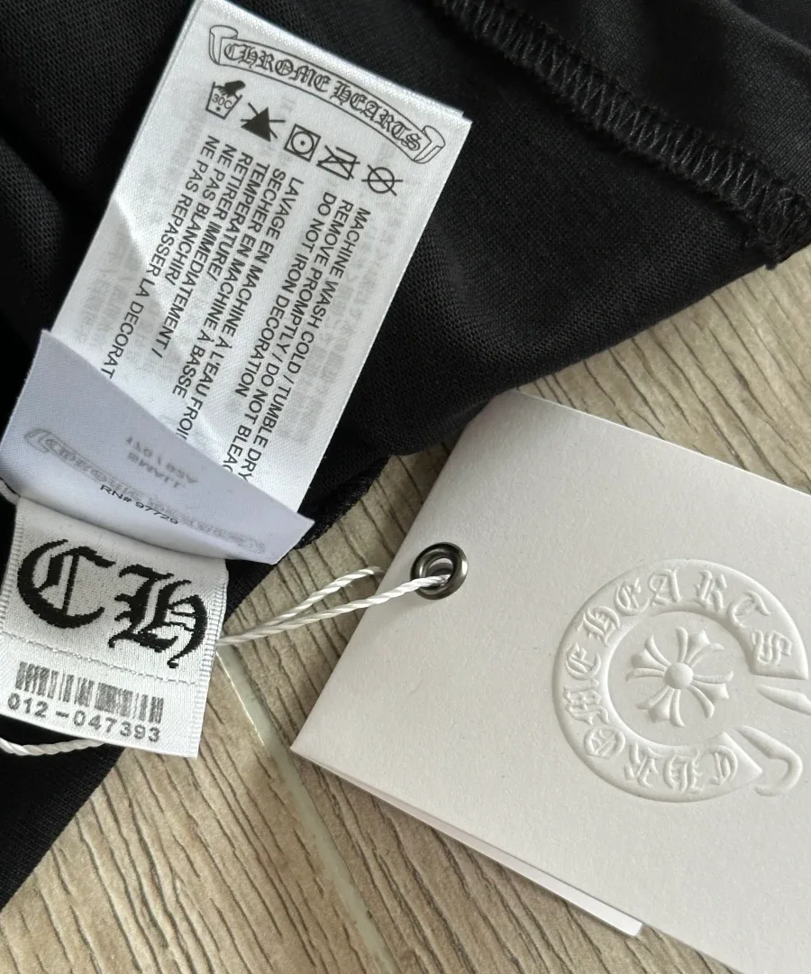 Фирменные бирки и ярлыки лонгслива Chrome Hearts Staff