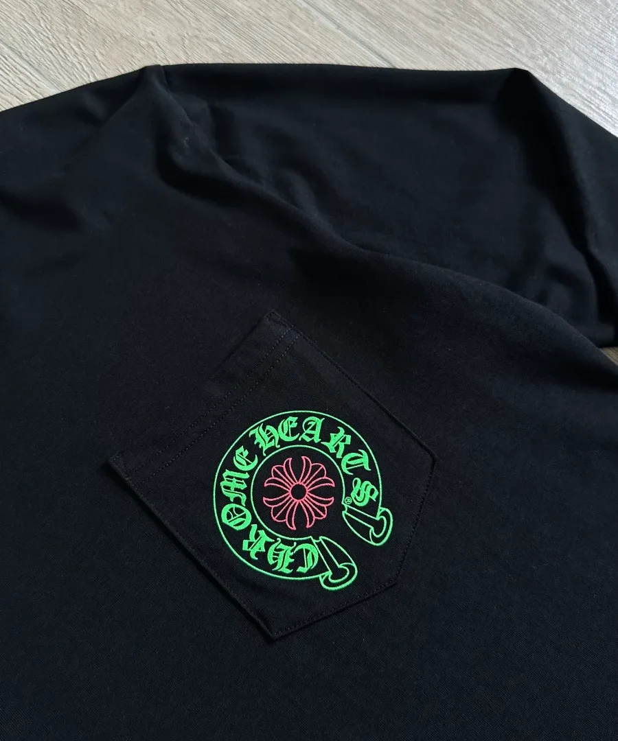 Накладной карман на груди лонгслива Chrome Hearts Staff с принтом