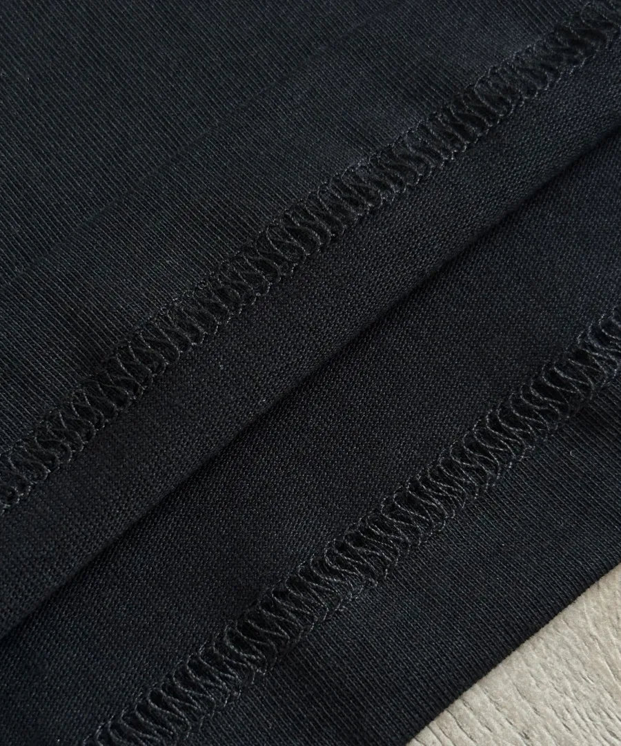 Деталь двойной строчки на нижнем крае лонгслива Chrome Hearts Staff
