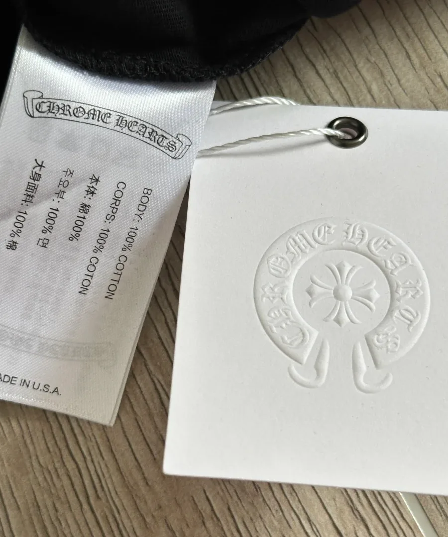 Ярлык с составом ткани лонгслива Chrome Hearts Staff, 100% хлопок