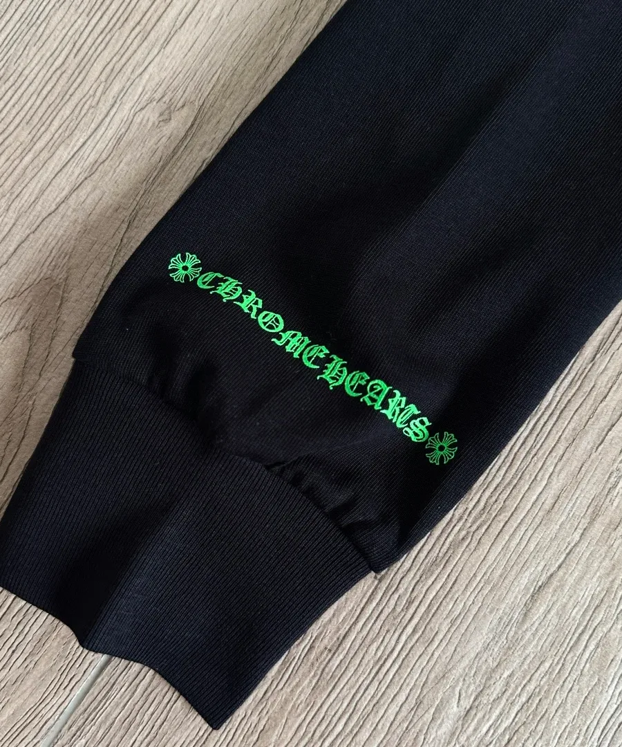 Зеленый текстовый принт Chrome Hearts на манжете рукава