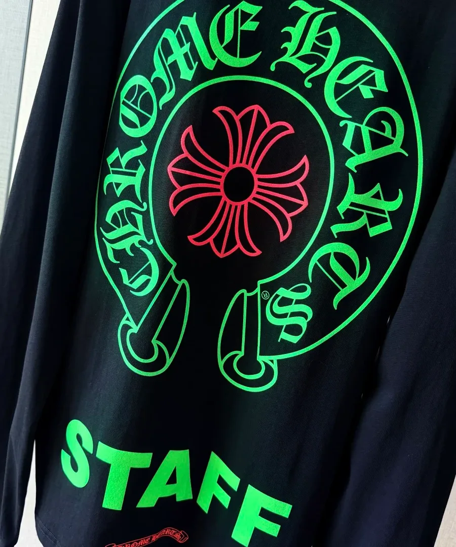 Крупный план неонового принта на спине лонгслива Chrome Hearts Staff