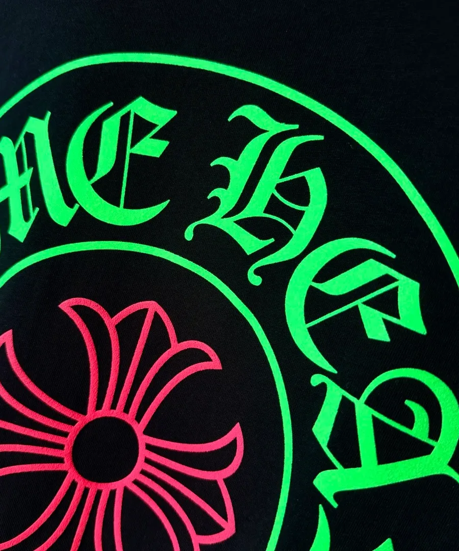Деталь зеленого принта в виде подковы на спине лонгслива Chrome Hearts Staff