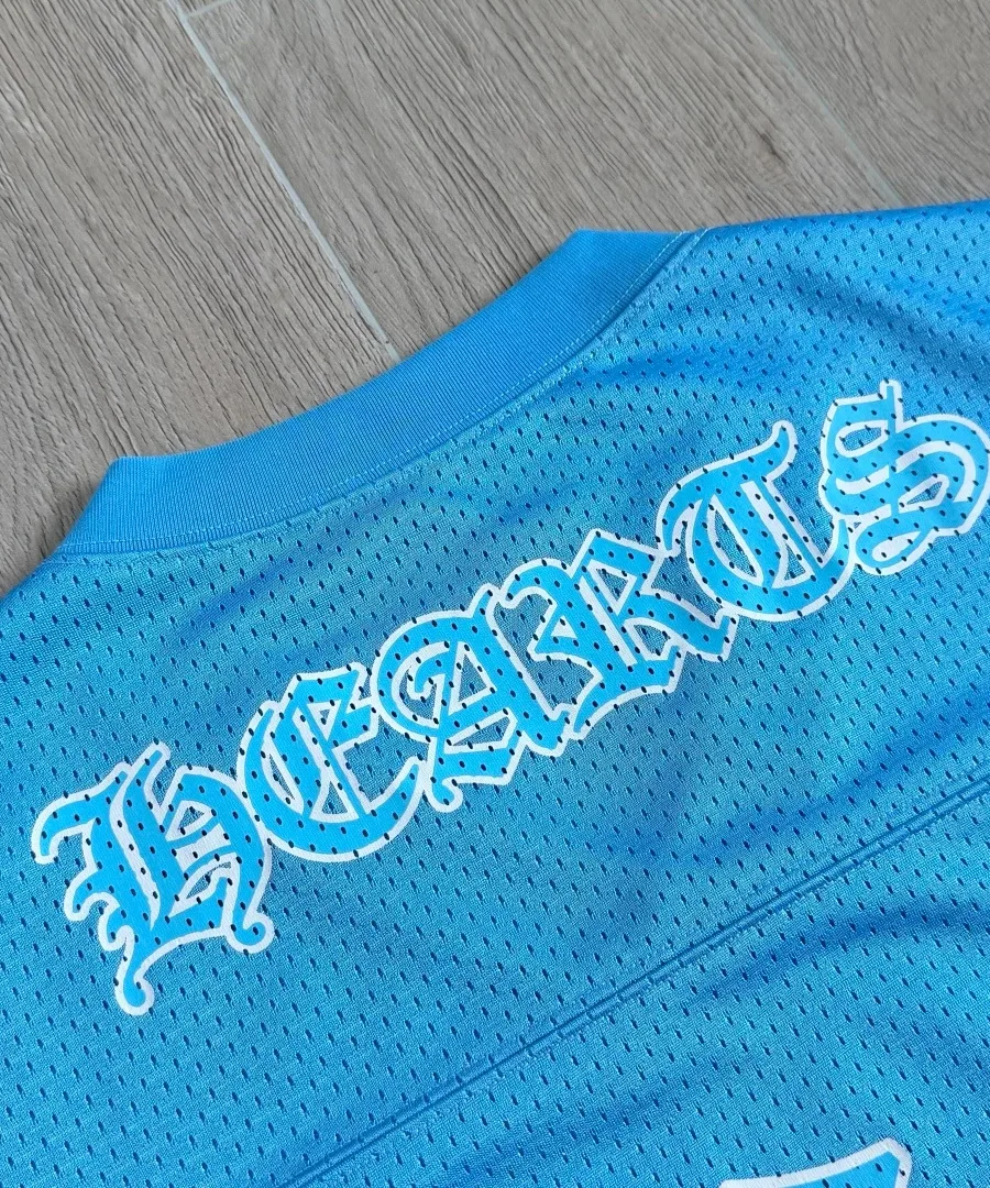 Принт HEARTS на спине голубой футболки Chrome Hearts