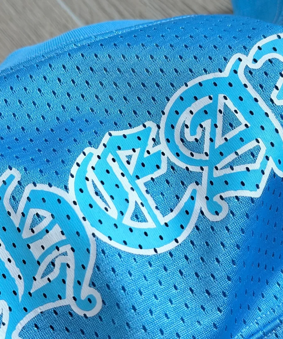 Крупный план принта CHROME на груди футболки Chrome Hearts