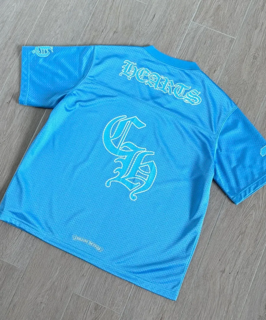 Голубая сетчатая футболка-джерси Chrome Hearts, вид сзади под углом