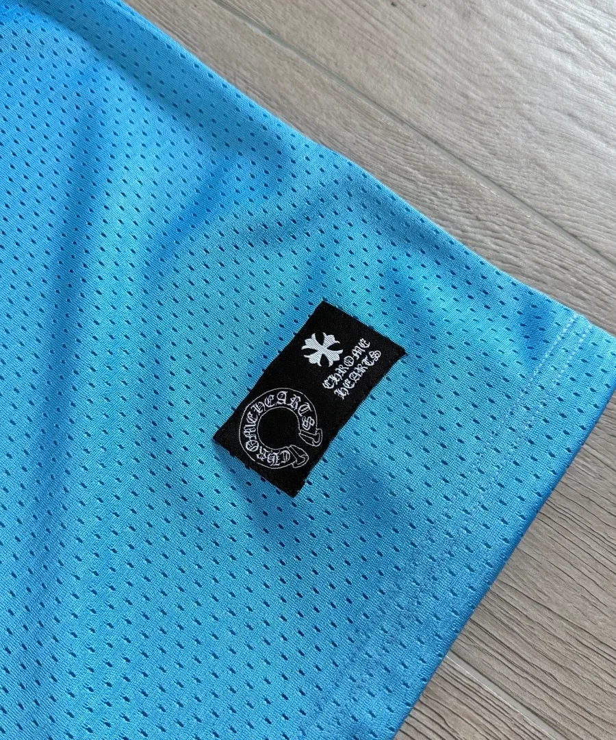 Нашивка с логотипом Chrome Hearts на нижней части футболки