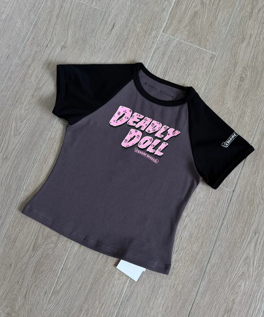 Серо-черный женский топ-футболка Chrome Hearts x Deadly Doll под углом