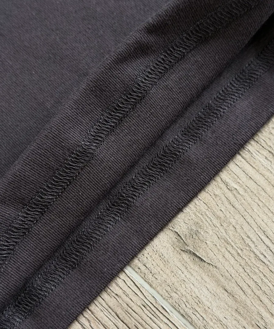 Крупный план нижнего шва топа Chrome Hearts x Deadly Doll