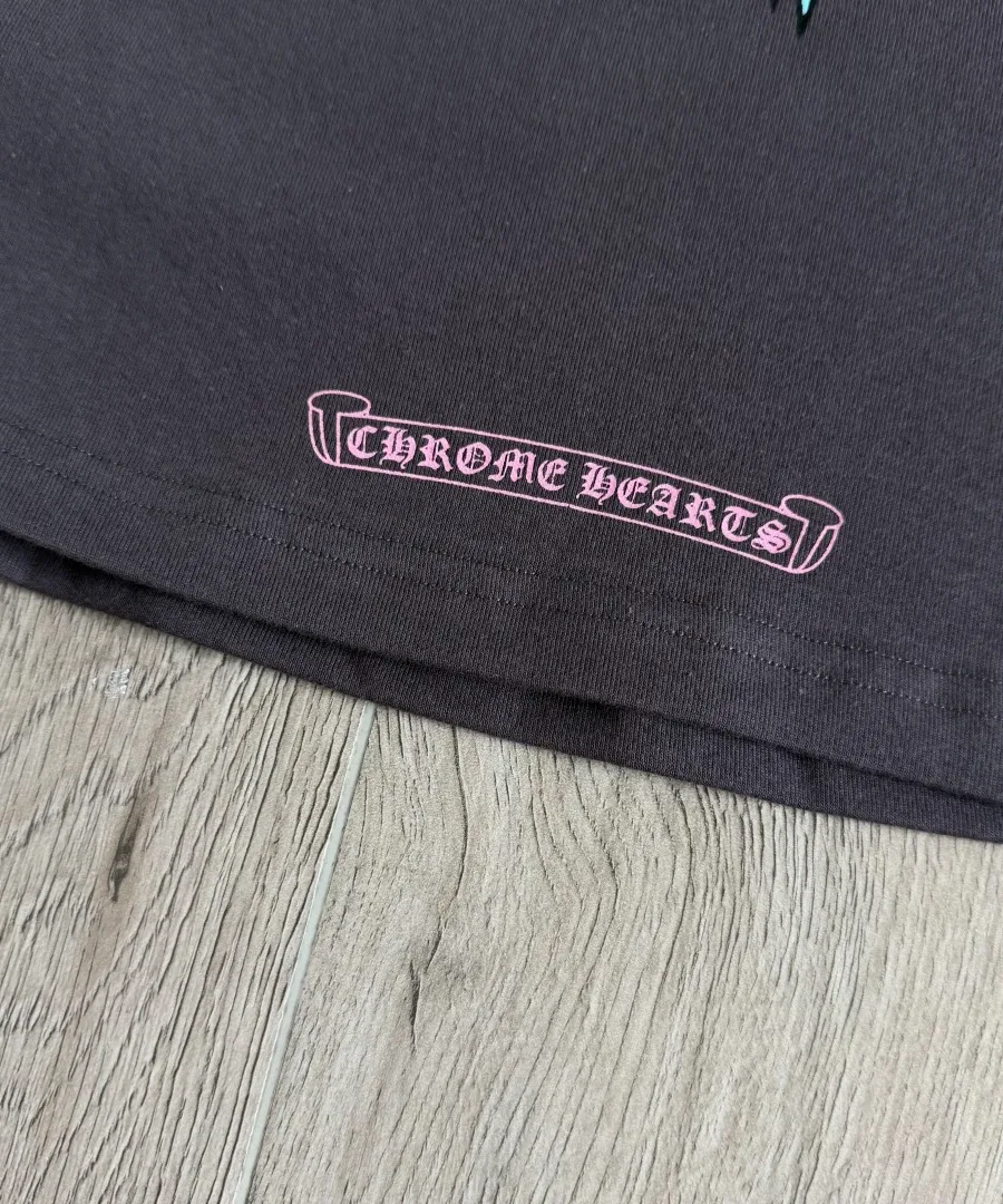Крупный план розового логотипа Chrome Hearts на нижнем крае спинки