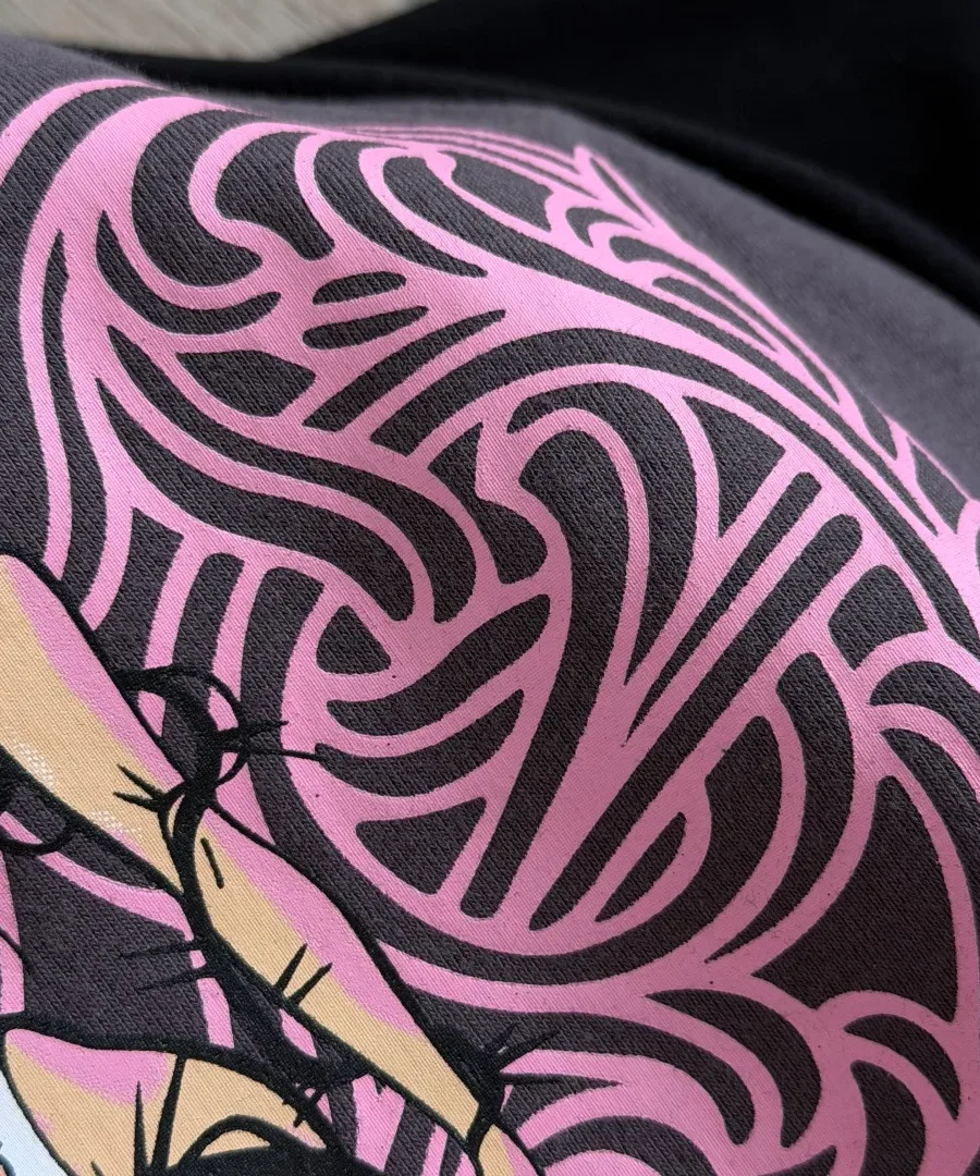Деталь узора принта на спине топа Chrome Hearts x Deadly Doll