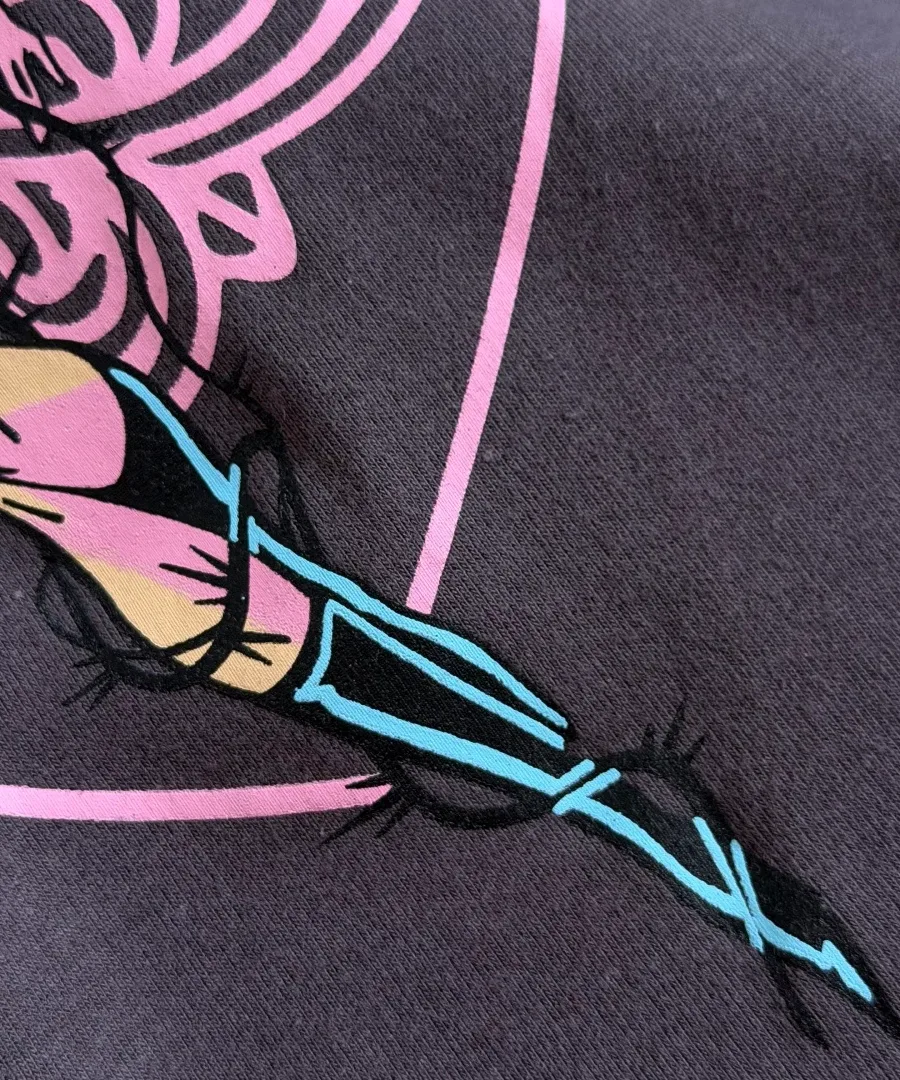 Деталь рисунка на спине топа Chrome Hearts x Deadly Doll