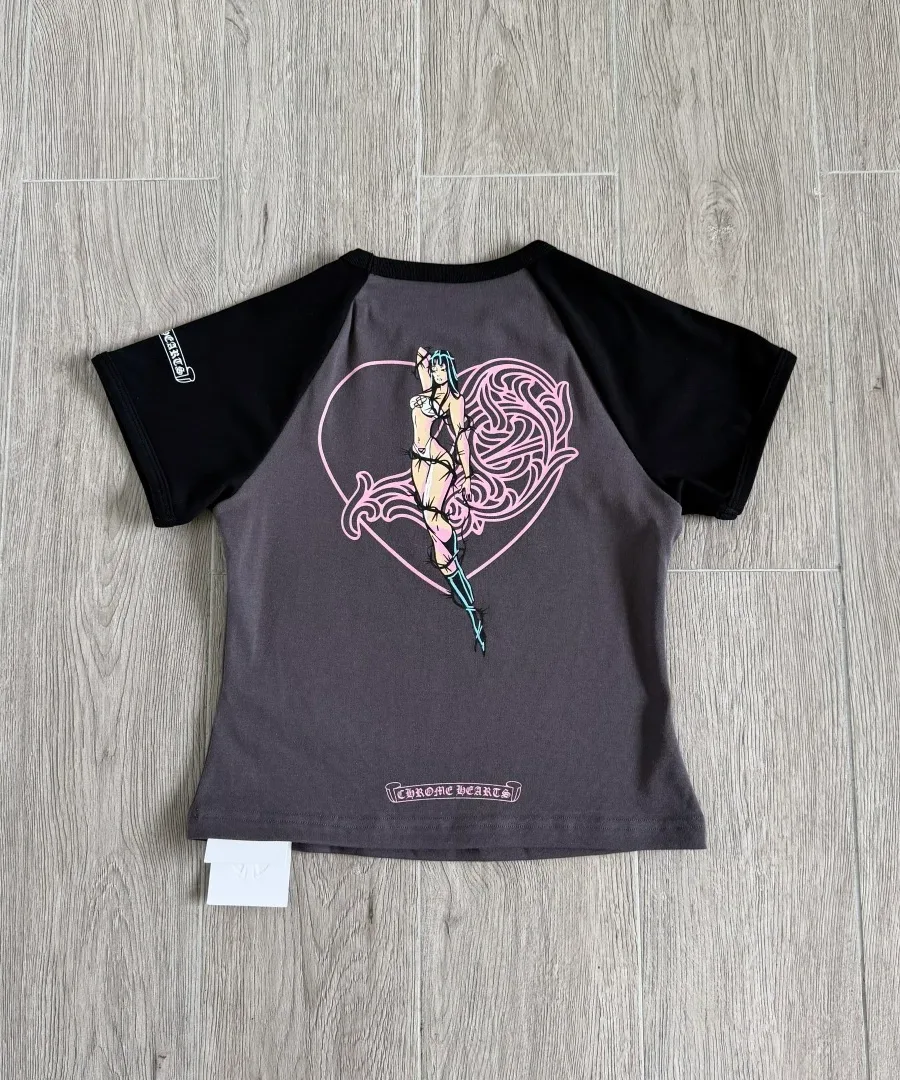 Серо-черный женский топ-футболка Chrome Hearts x Deadly Doll, вид со спины с принтом в виде сердца