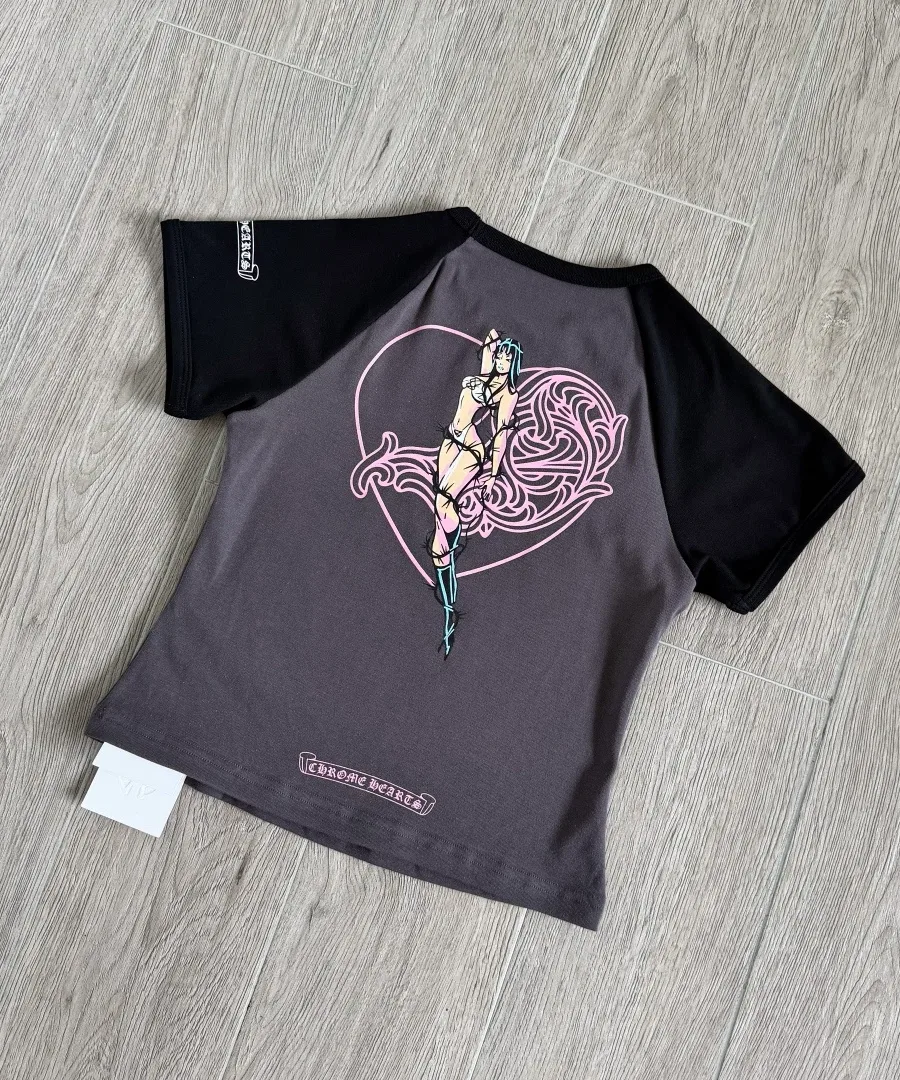 Серо-черный женский топ-футболка Chrome Hearts x Deadly Doll со спины под углом
