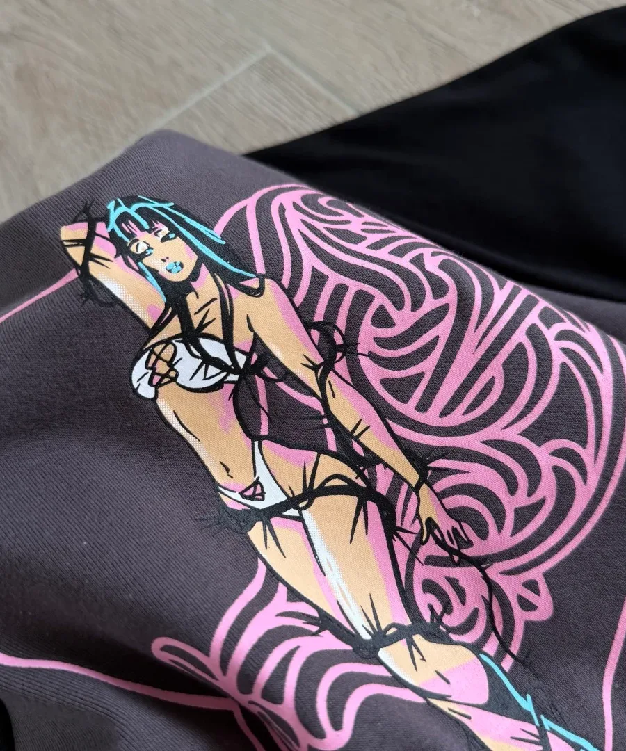 Деталь принта на спине топа Chrome Hearts x Deadly Doll