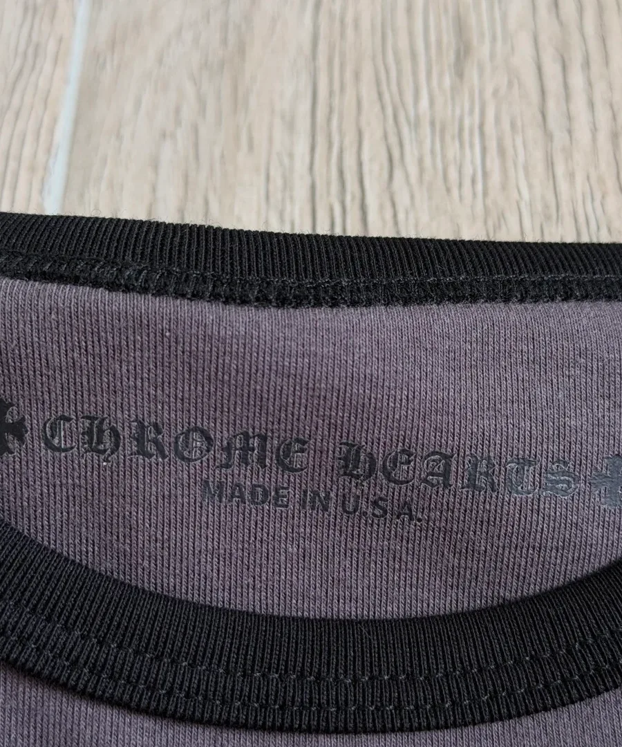 Внутренний шов горловины топа Chrome Hearts x Deadly Doll с брендингом