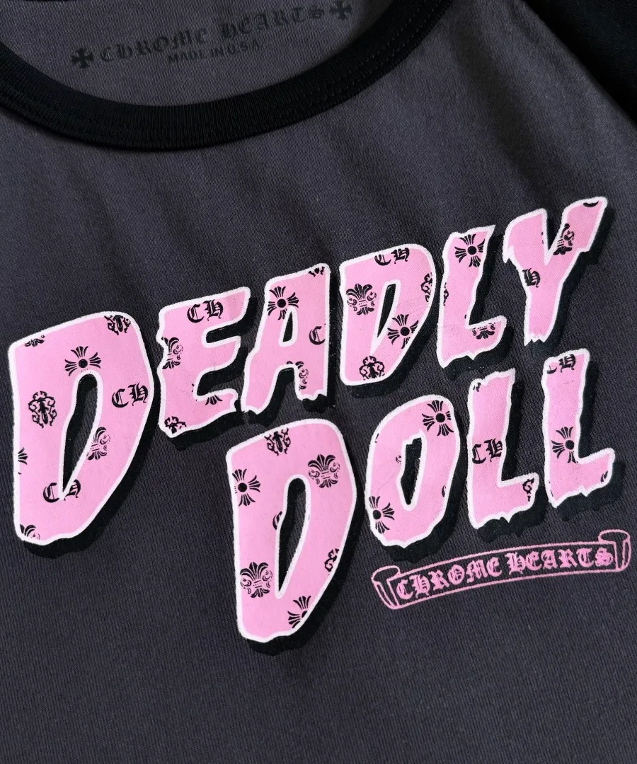 Крупный план розового принта Deadly Doll на груди