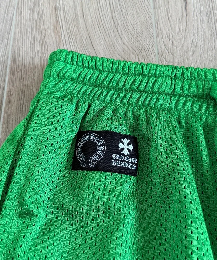 Нашивка с логотипом на поясе шорт Chrome Hearts