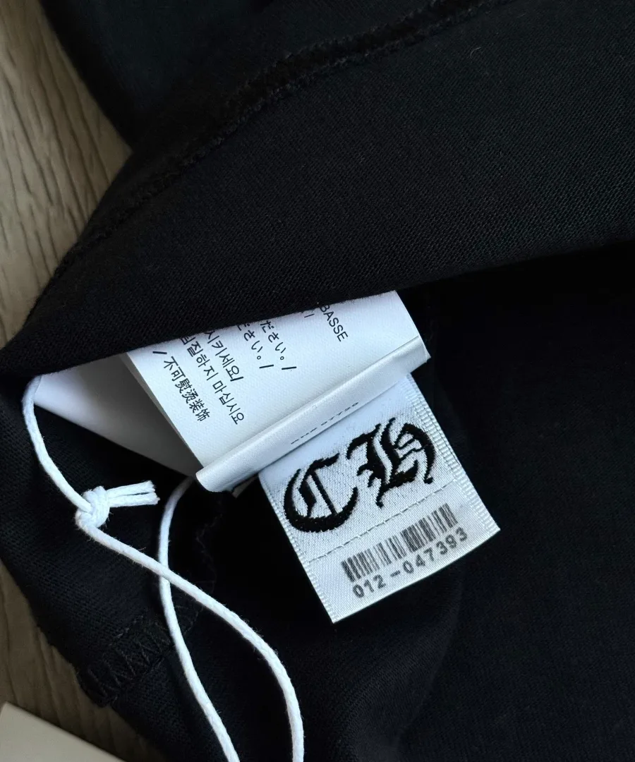Бирки черного лонгслива Chrome Hearts