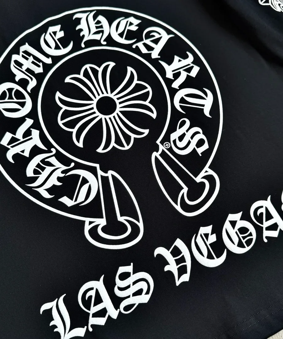 Крупный план принта на спине черного лонгслива Chrome Hearts