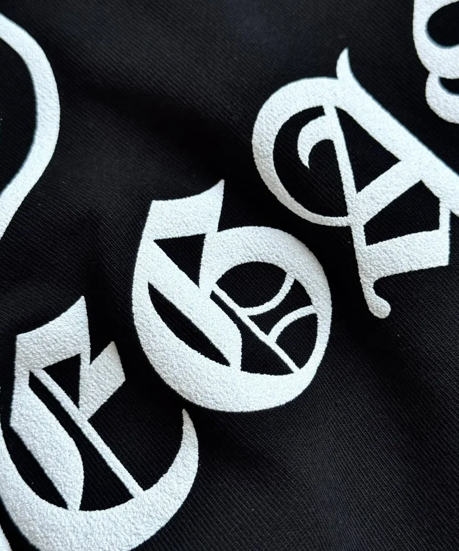 Деталь текстуры принта черного лонгслива Chrome Hearts