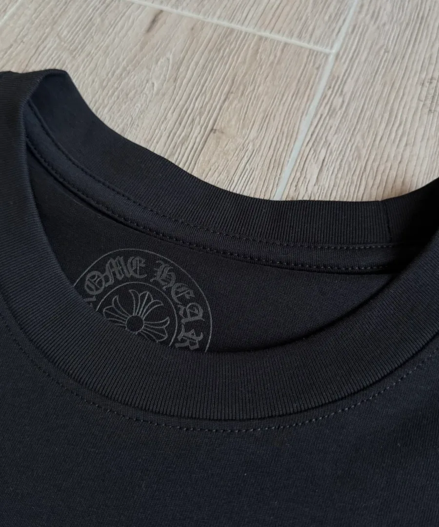 Внутренний принт на горловине черного лонгслива Chrome Hearts