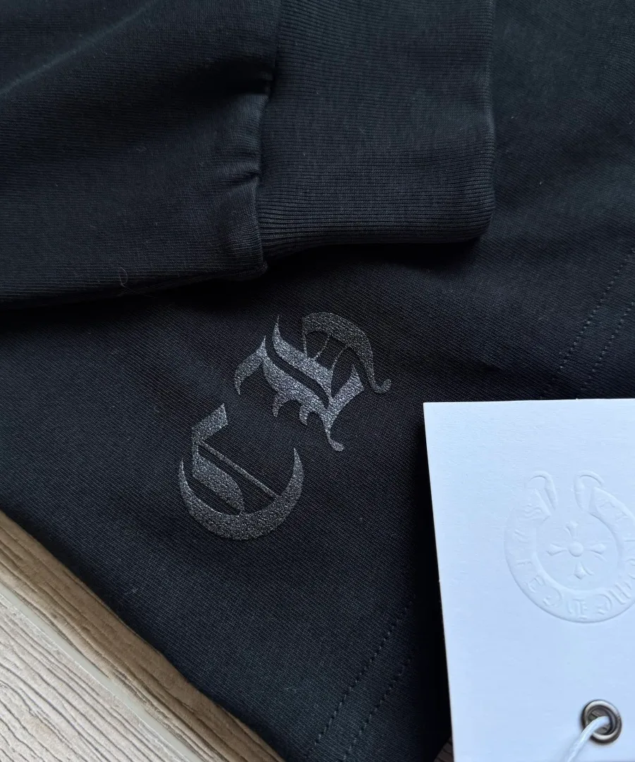 Вышивка логотипа CH на черном лонгсливе Chrome Hearts