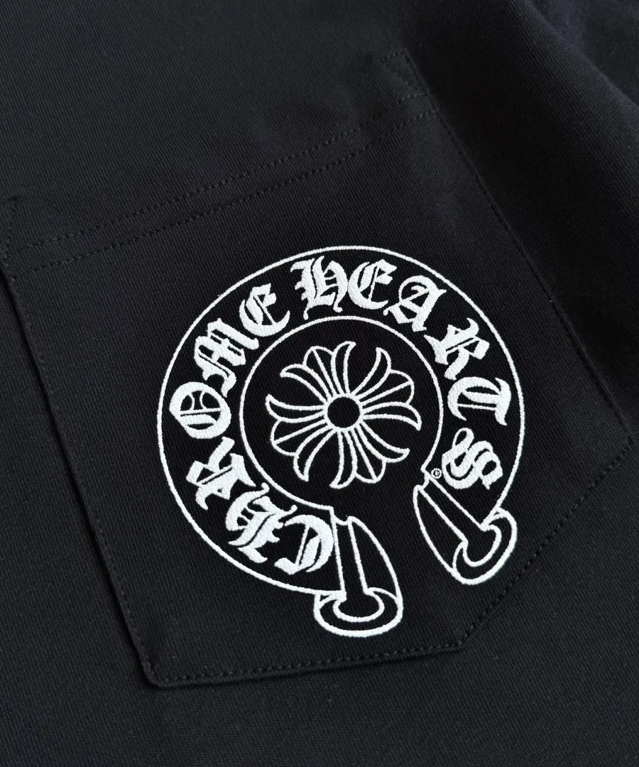 Принт на кармане черного лонгслива Chrome Hearts