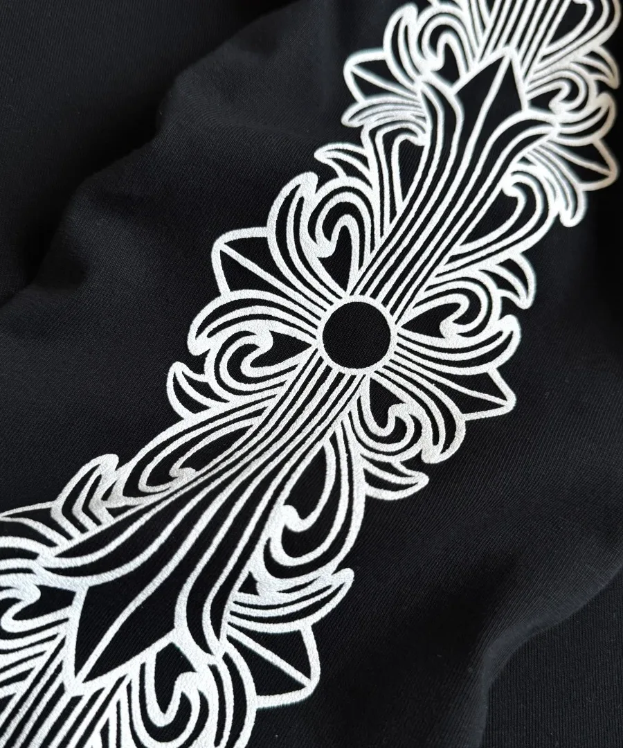 Принт на рукаве черного лонгслива Chrome Hearts