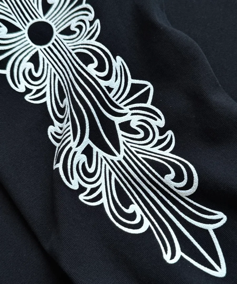 Деталь принта на рукаве черного лонгслива Chrome Hearts