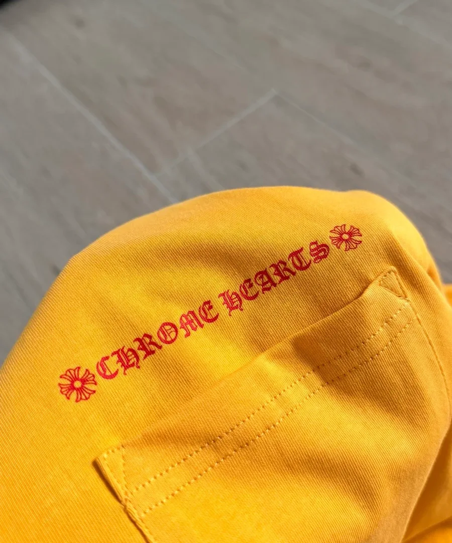 Накладной карман с логотипом жёлтой футболки Chrome Hearts