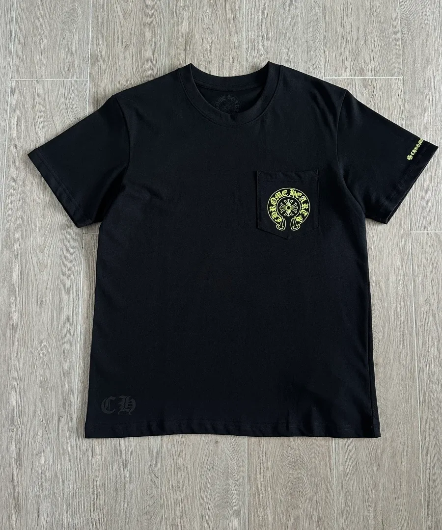 Черная футболка Chrome Hearts с неоново-зеленым принтом, вид спереди