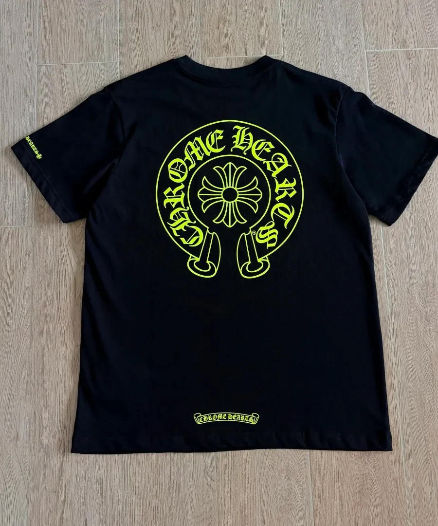 Черная футболка Chrome Hearts с неоново-зеленым принтом, вид сзади
