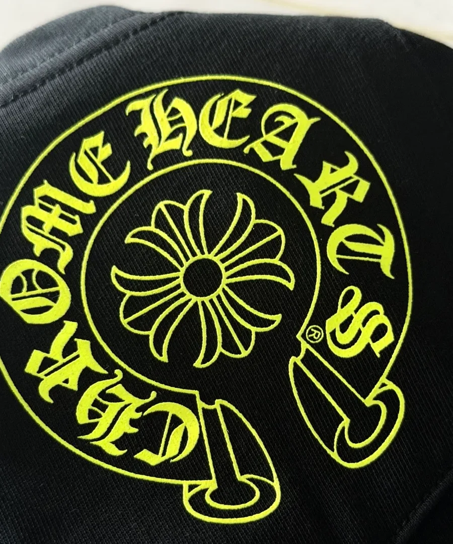 Деталь неоново-зеленого принта в виде подковы Chrome Hearts