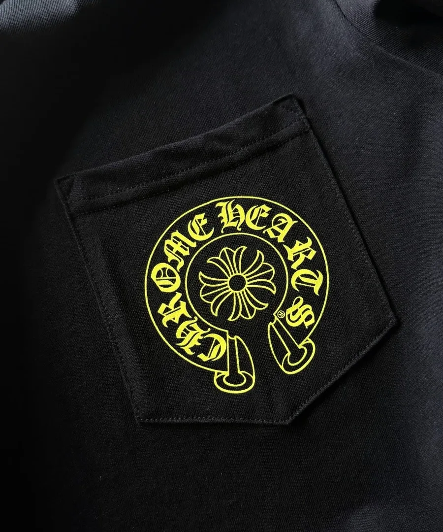 Накладной карман с неоново-зеленым принтом на черной футболке Chrome Hearts