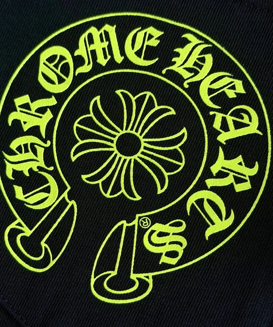 Крупный план фирменного принта Chrome Hearts