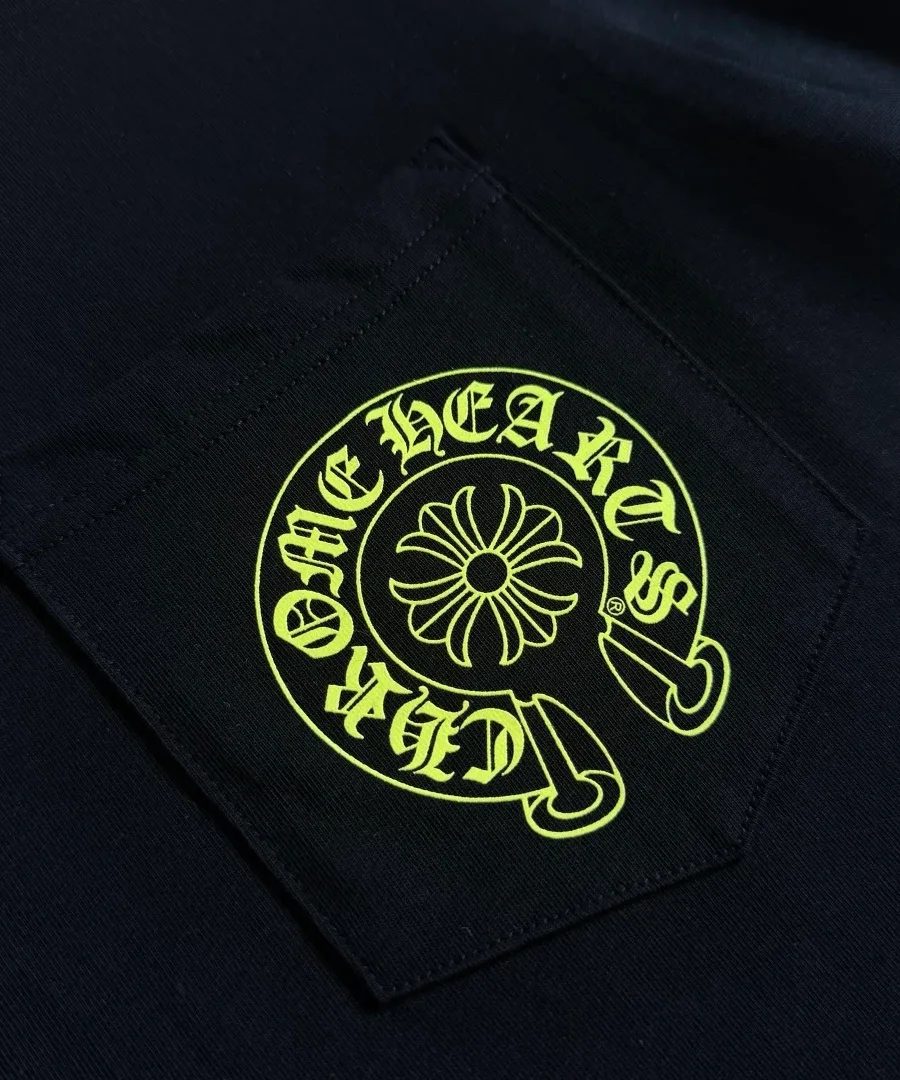 Крупный план накладного кармана на груди черной футболки Chrome Hearts