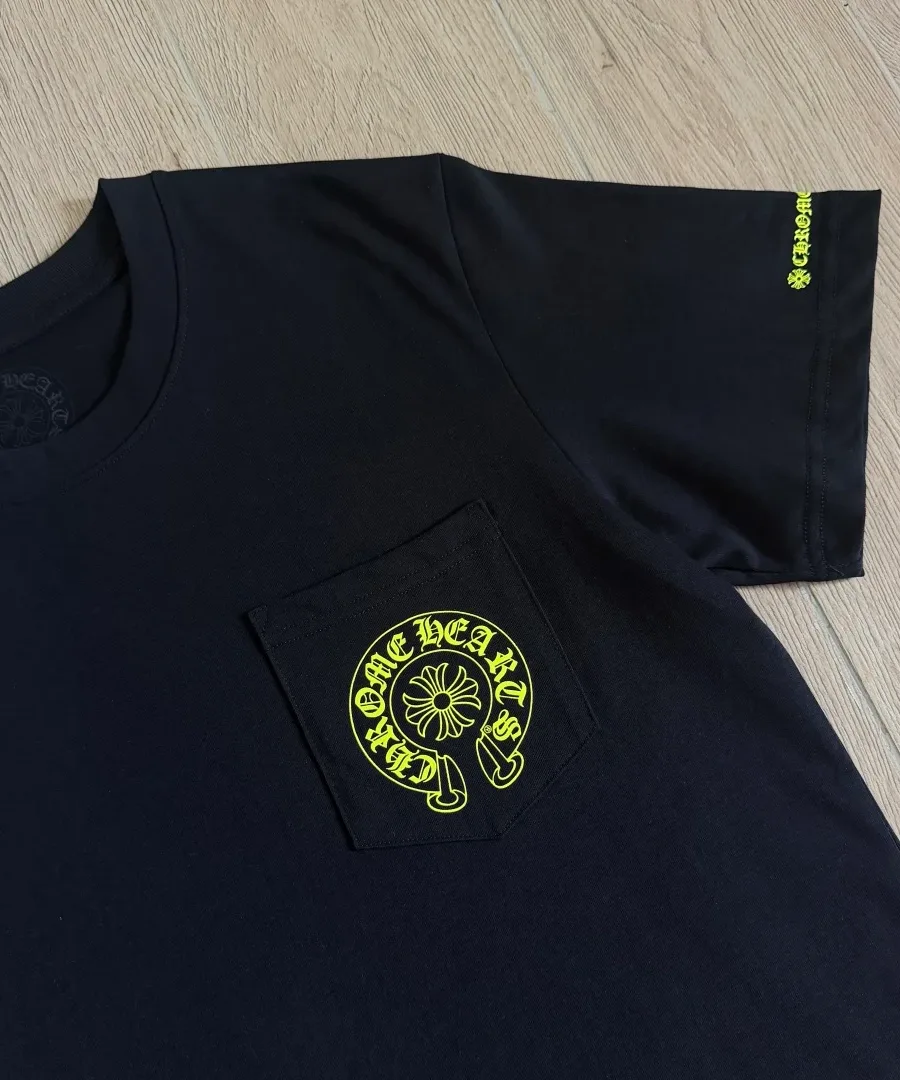 Передняя часть черной футболки Chrome Hearts с накладным карманом