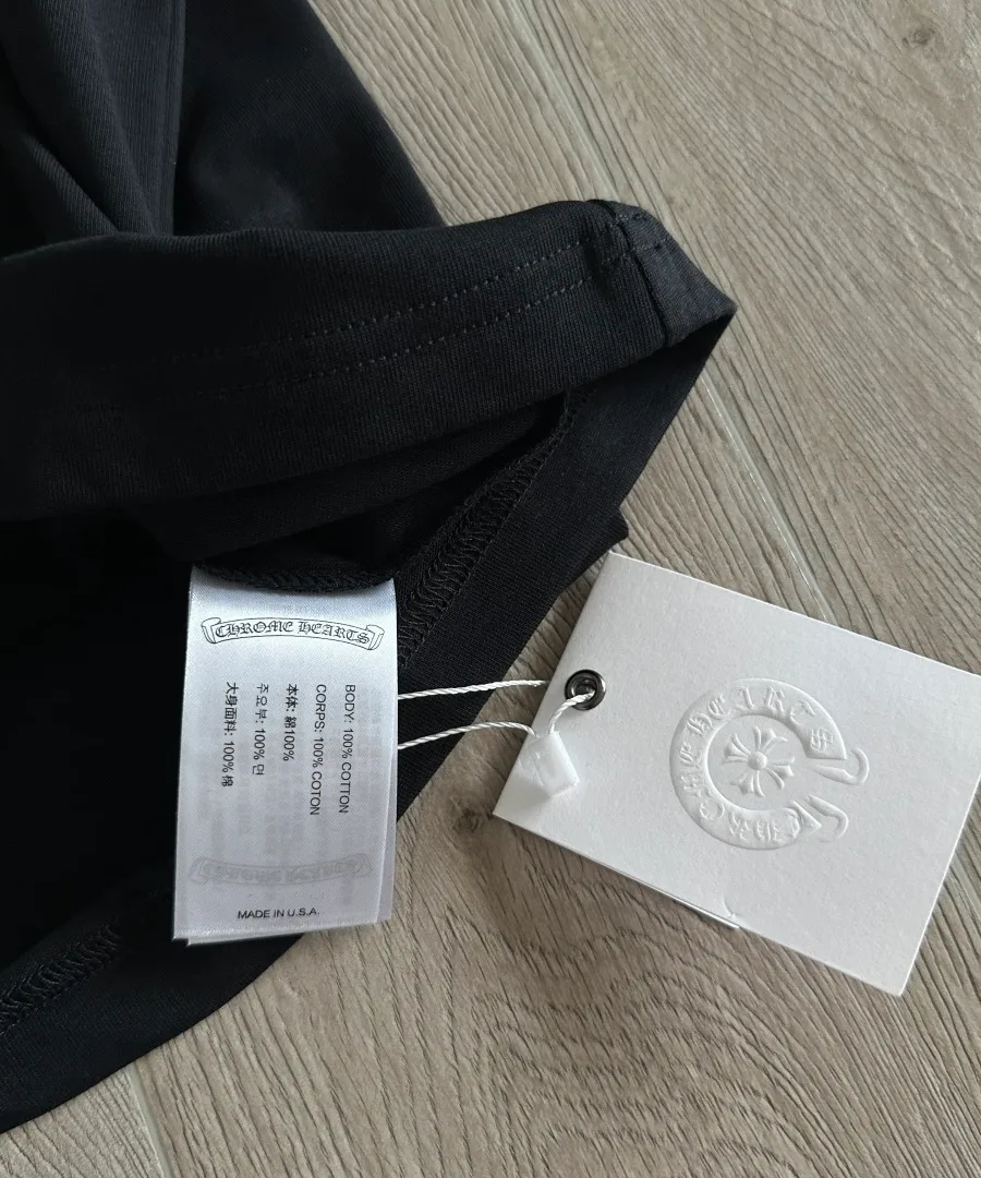 Ярлык с составом материала черной футболки Chrome Hearts