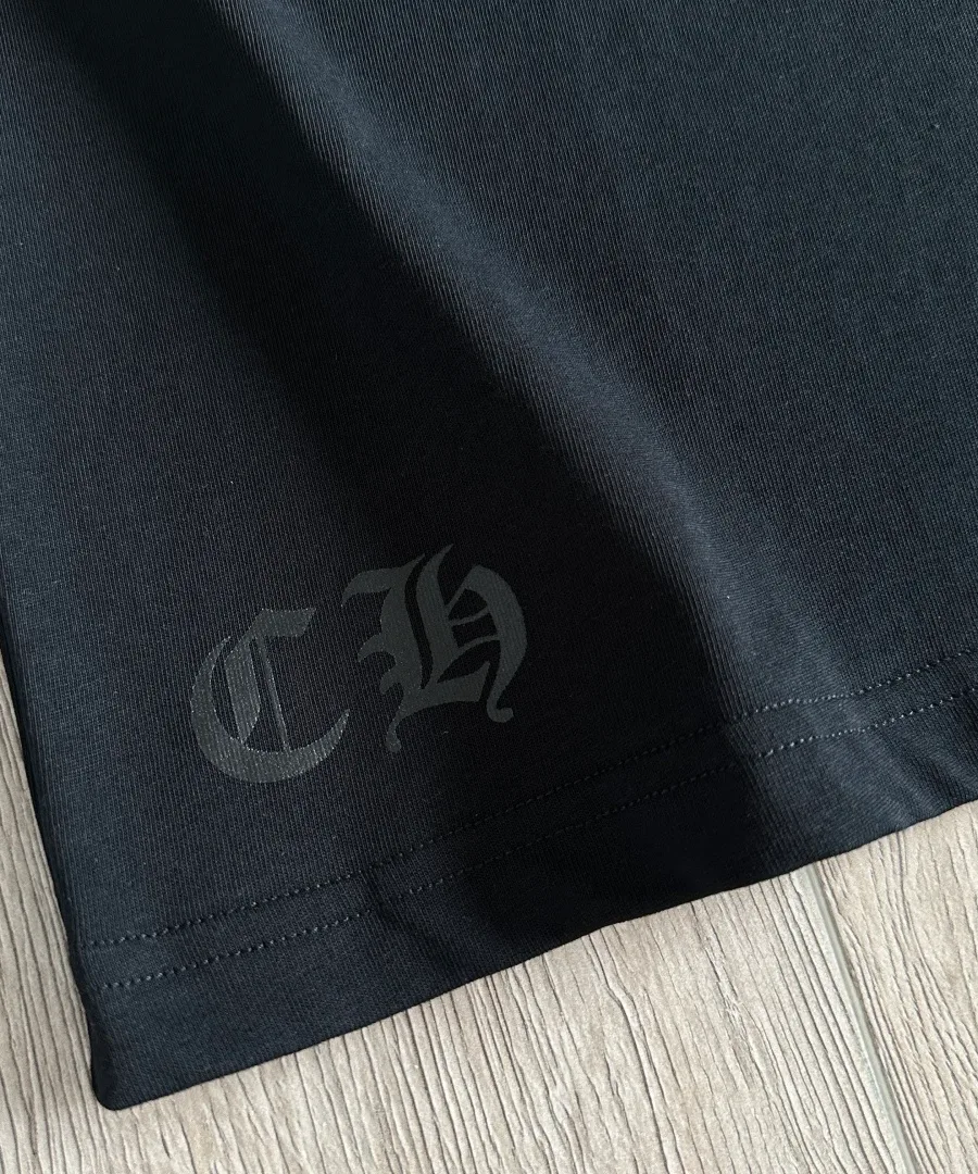 Принт с монограммой бренда в тон на нижней части футболки Chrome Hearts
