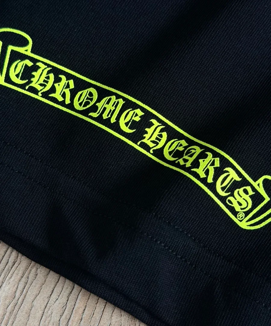 Неоново-зеленый текстовый принт на нижней части футболки Chrome Hearts сзади