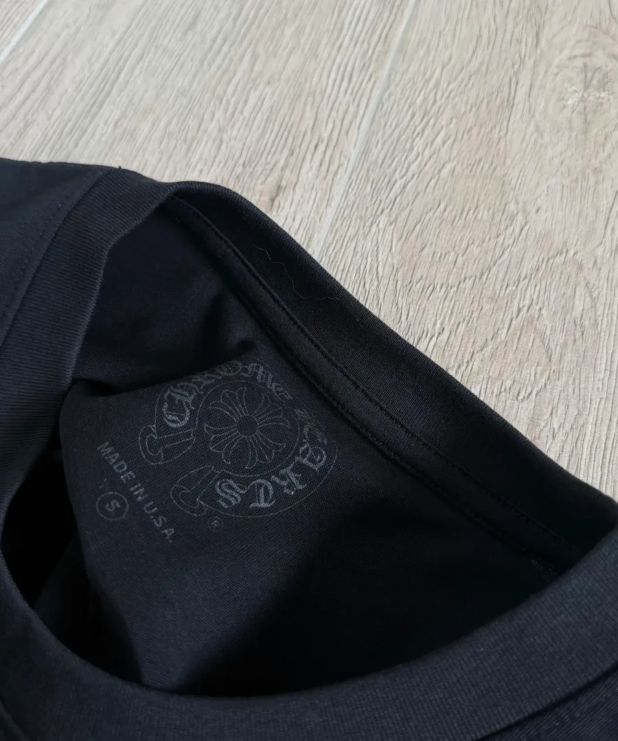 Внутренний принт на горловине черной футболки Chrome Hearts