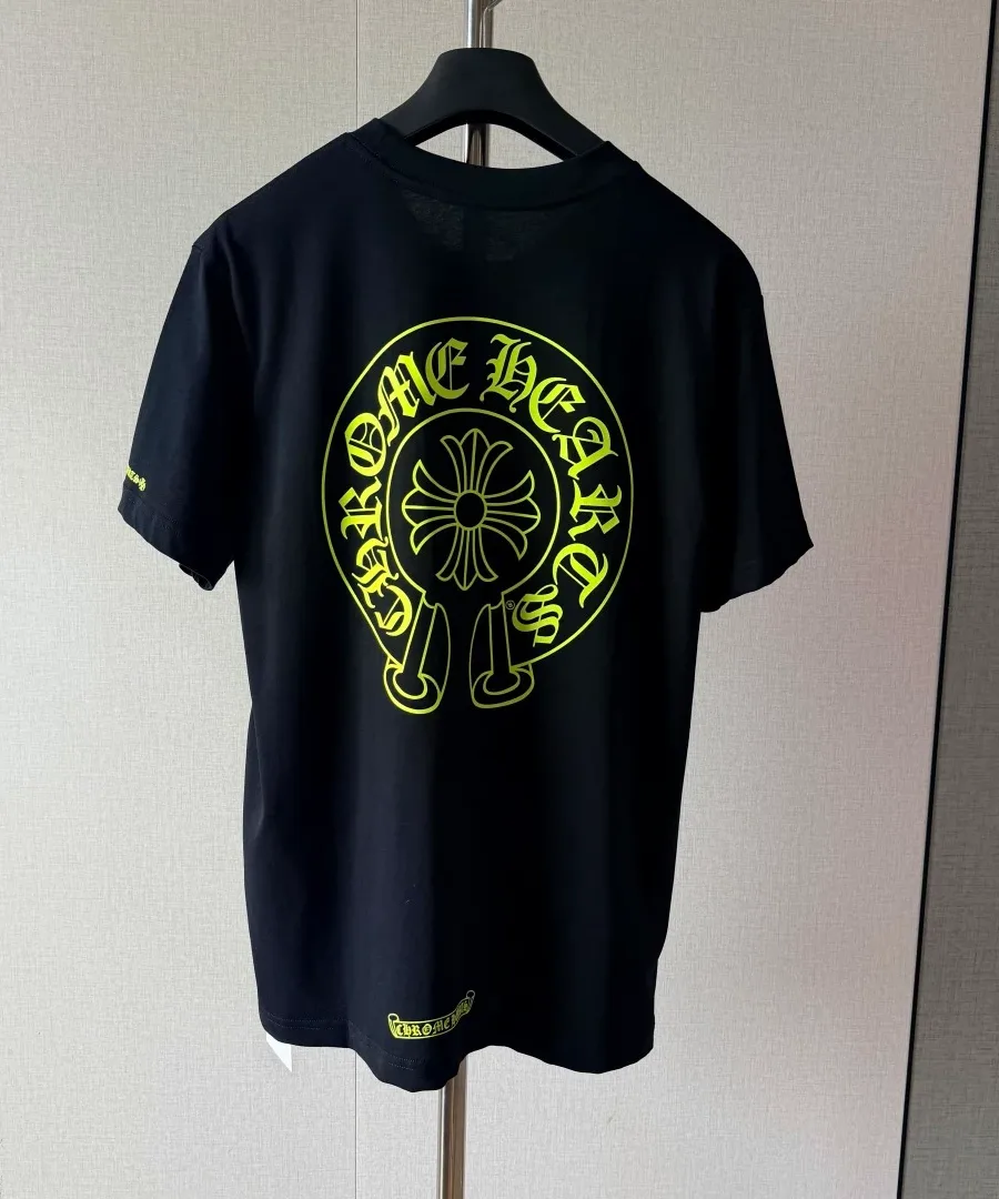 Черная футболка Chrome Hearts на вешалке, вид сзади