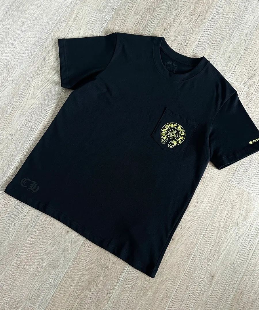 Черная футболка Chrome Hearts с коротким рукавом, вид спереди под углом