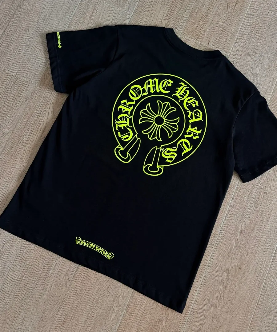 Черная футболка Chrome Hearts с коротким рукавом, вид сзади под углом