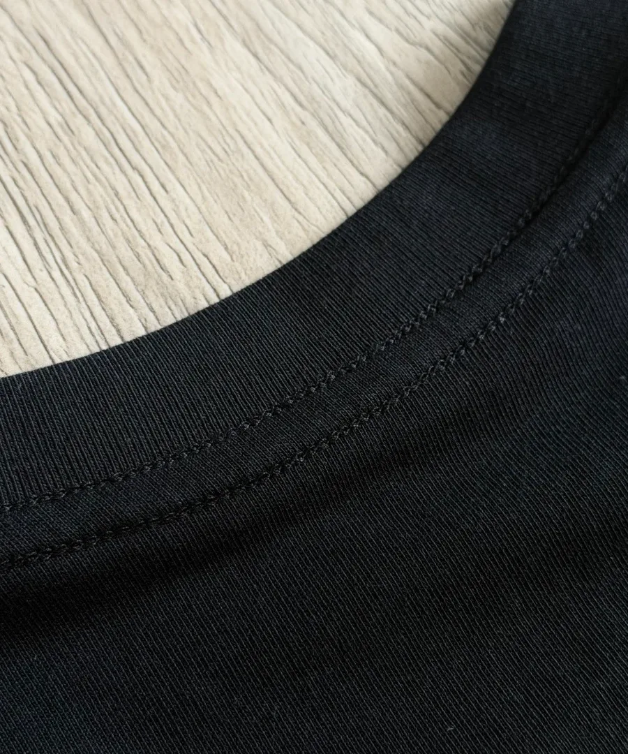 Крупный план воротника черной футболки Chrome Hearts