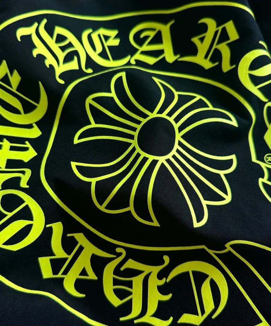 Крупный план неоново-зеленого принта Chrome Hearts